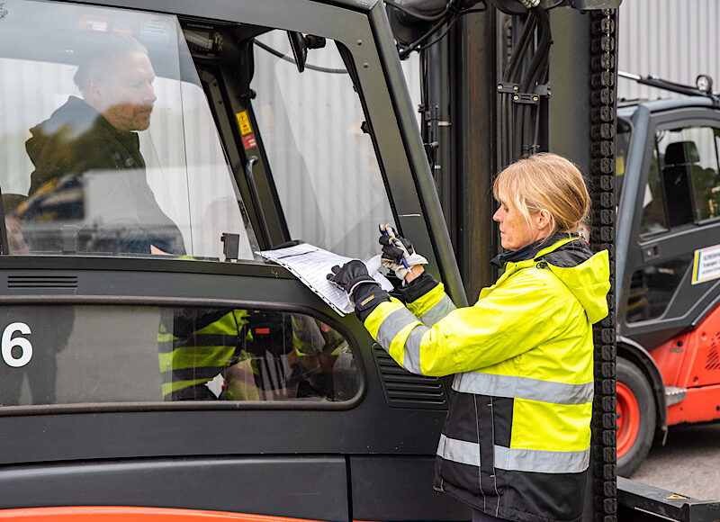 kvinna fyller i formulär vid truck