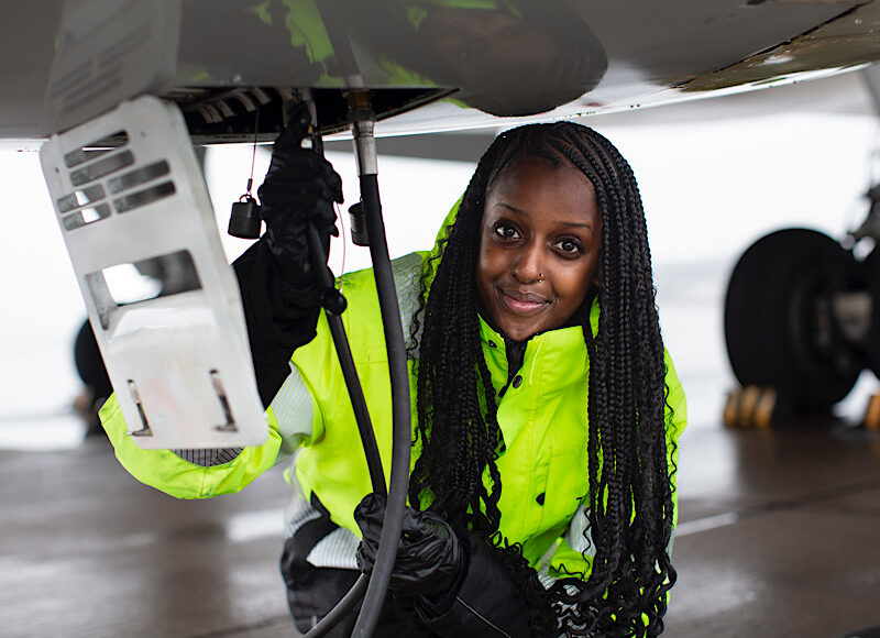 Ung elev under flygplansvinge.