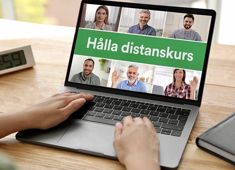 Kvinna deltar i webbinarie. Närbild.